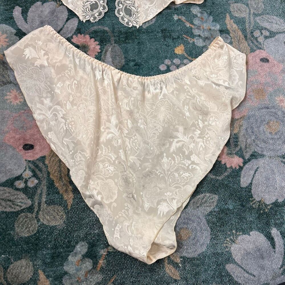 Victoria's Secret Gold Label Lingerie Pajama Set Womens Medium Cream Floral 2 Pc - Picture 16 of 16